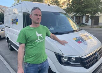 Mindaugas Kasperiūnas mikroautobusu su užrašu „Daiktai frontui“ Ukrainoje per karą lankėsi 46 kartus