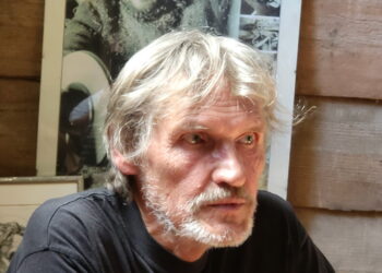 Valdas Pelegrimas su medžiu dirba nuo jaunystės. Iki angelų etapo jis kūrė praktinius dalykus: menteles, medines lėkštes, šaukštus, padėklus. Gražinos ŠMIGELSKIENĖS muotr.