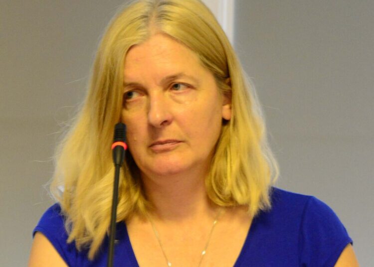 Anykščių rajono savivaldybės gydytoja Vaiva Daugelavičienė sakė, kad vaikų žaidimų aikštelėse rūkyti draudžiantys ženklai bus statomi ne iš karto, o palaipsniui.