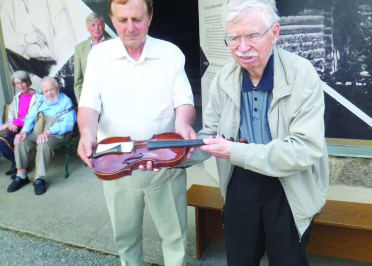 Žymus fizikas Vytenis Vasyliūnas savo tėvui priklausiusį Antano Baranausko smuiką įteikia darbą baigiančiam A. Baranausko ir A. Vienuolio-Žukausko memorialinio muziejaus direktoriui Antanui Verbickui..								         Autoriaus nuotr.