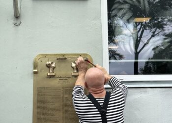Skulptorius prof. Romualdas Inčirauskas šiais metais ant Anykščių menų centro fasado pritvirtino savo kūrinį – 1939 metų Anykščių telefonų knygą. Angelų muziejaus-Sakralinio meno centro nuotr.