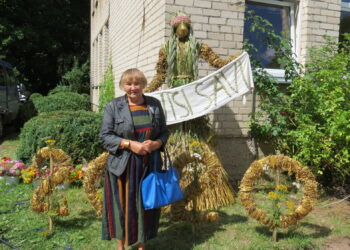 Stasės Rulevičienės prie skulptūros, kuri puošė renginį „Visi savi“.