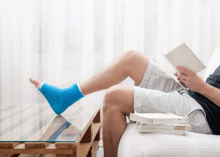 Ištikus traumai, išskyrus nudegimą, tinkamiausia priemonė – imobilizacija.                                                 Nuotr. iš freepik.com