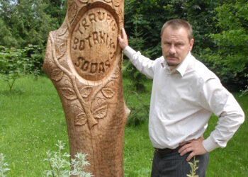 Traupio botanikos sode savo lėšomis gamtininkas Sigutis Obelevičius pasodino per 14 tūkstančių augalų rūšių.