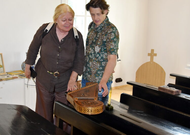 „Arbatvakarių“ teatro kūrėjai -  aktorė Eglė Tulevičiūtė ir dailininkas, muziejininkas Kristijonas Siparis Svėdasų krašto muziejuje Kunigiškiuose galėjo ir prisiliesti prie kanklių, priklausiusių pedagogei, mokslininkei, M. ir J. Šlapelių muziejaus įkūrėjai ir pirmajai vadovei dr. Almai Gudonytei.
