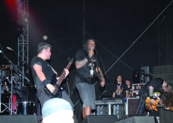 Pirmajame „Velnio akmens“ festivalyje 2009 metais Anykščiuose grojo legendinė Brazilijos sunkiosios muzikos grupė „Sepultura“.