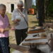 Senus linininkystės reikmenis čia pat lauke surengtoje parodoje apžiūri dvi svėdasiškės šviesuolės: tautodailininkė, literatė Irena Guobienė (kairėje) ir visuomenininkė, Svėdasiškių draugijos „Alaušas“ pirmininkė Rita Skaržauskienė.