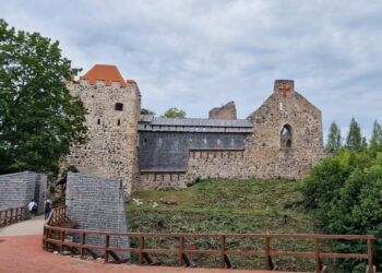 Siguldos pilį XIII amžiuje pastatė Livonijos ordinas.