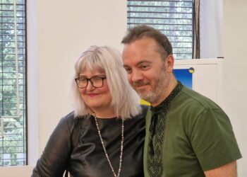Diplomatas Tomas Ivanauskas pozuoja su fotografo Izodoriaus Girčio paveldo tyrinėtoja dr.Irma Randakevičiene.