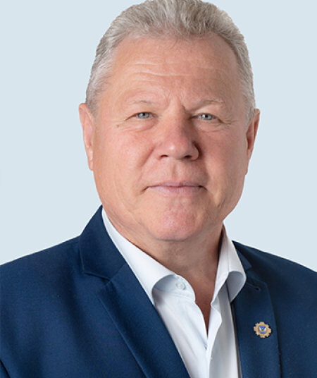 Daugumos valdininkų algos nuolat auga, tik Anykščių rajono meras Kęstutis Tubis šiemet uždirba lygiai tiek pat, kiek ir pernai – 5 tūkstančius 571 eurą per mėnesį.