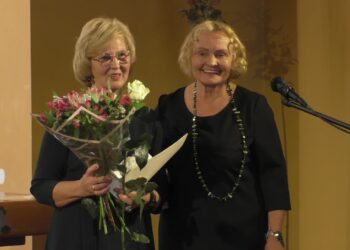 Labdaros ir paramos fondo „Baltasis balandis“ pirmininkė Aldona Širvinskienė (dešinėje) su konkurso „Balta paukštė“ laureate Regina Rasimiene.