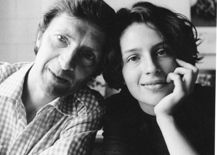 Menininkė Eglė Rakauskaitė su tėčiu, fotomenininku Romualdu Rakausku. Nuotrauka – Romualdo Rakausko geriausio draugo, fotomenininko Antano Sutkaus, 1985-aisiais.