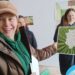 Menininkė Eglė Rakauskaitė Troškūnuose įsigijo senos parduotuvės pastatą, kuriame bus jos galerija. E. Rakauskaitės rankose - naujausias  Vlado Juodagalvio paveikslas.