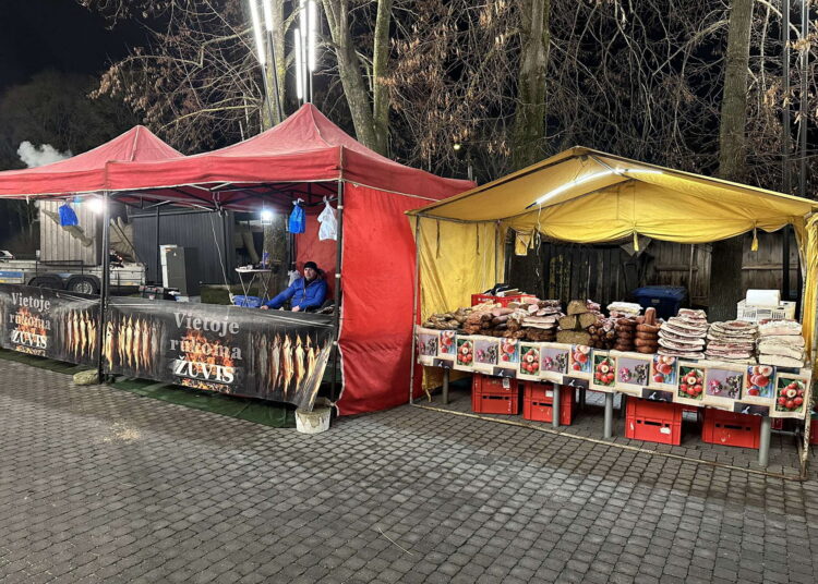 Prekeiviai norėtų didesnės pirkėjų koncentracijos. Jie siūlo organizatoriams miesto eglę paversti kalėdinės prekybos ašimi.