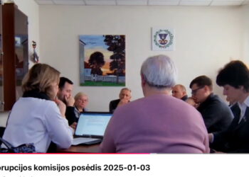 Visuomenei atsukta savivaldybės administracijos darbuotojos Vidos Meliūkštienės nugara stambiu planu ir tolumoje smulkus Antikorupcijos komisijos pirmininko Antano Bauros veidas. Būtent taip savivaldybė per 1 val. 18 min. trukusį posėdį demonstravo jėgos santykį rajone.