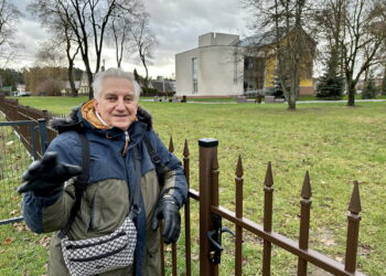 Kazimieras Jakutis prie užrakintų vartelių į Jurdziko koplyčios parką. „Pagirtina, kad šiemet renovuodama parką, savivaldybė senųjų maumedžių neiškirto. Tie spygliuočiai dar ilgai džiugins vietos gyventojus“, – kalbėjo ypatingą santykį su medžiais palaikantis verslininkas ir muzikantas.