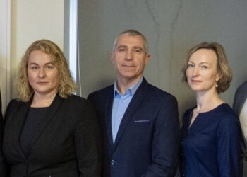 Administracijos direktorė Jurgita Banienė (kairėje) siūlo vengti viešumo, kad „nebūtų pagrindo patyčioms“. Paramos verslui skirstymo komisijos pirmininkė Jolanta Jucevičienė (dešinėje), narys Linas Šulskus. 		  Prezidentūros nuotr.