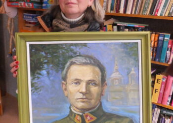 Dalia Bukelienė džiaugiasi ir didžiuojasi Šimtmečio svėdasiškių galerijoje saugomu savo senelio, savanorio-kūrėjo, Lietuvos kariuomenės majoro Jono Motiejūno-Valevičiaus portretu.