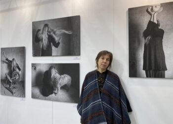 Menininkė Vilija Visockienė prie savo darbų. Art Vilnius 23 - Laumių serija.