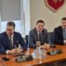 Seimo narys Tomas Tomilinas (centre) balsavimą dėl teisinės neliečiamybės panaikinimo Arūnui Dudėnui (dešinėje) vadina ,,koalicijos diskreditacija".