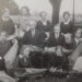 Svėdasų pavasarininkų kanklininkų orkestras maždaug 1938 metais. Centre sėdi vargonininkas Patras Vinkšnelis (kairėje) ir kanklių meistras Juozas Lašas.