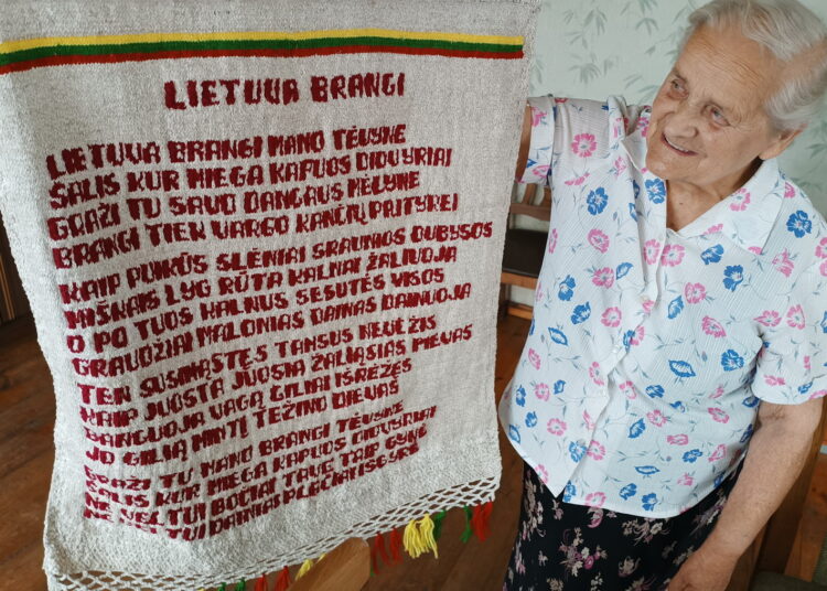Irena Guobienė išmezgė Maironio „Lietuva brangi“ – sako, kad pradedant mezginį, svarbiausia taisyklingai išmegzti pirmąją eilutę. Auksarankė yra išmezgusi ir Lietuvos himną – šis darbas eksponuojamas Svėdasų miestelio bibliotekoje.