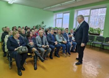 Elmininkų bibliotekos bibliotekininkė Ramunė Vilėniškienė (pirmoje eilėje antra iš kairės) jau 17 val. 30 min. būna mero Kęstučio Tubio susitikimuose su rinkėjais, o Elmininkų biblioteka turėtų dirbti iki 18 val. Ji yra Lietuvos valstiečių ir žaliųjų sąjungos Anykščių skyriaus pirmininko K. Tubio pavaduotoja.