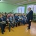 Elmininkų bibliotekos bibliotekininkė Ramunė Vilėniškienė (pirmoje eilėje antra iš kairės) jau 17 val. 30 min. būna mero Kęstučio Tubio susitikimuose su rinkėjais, o Elmininkų biblioteka turėtų dirbti iki 18 val. Ji yra Lietuvos valstiečių ir žaliųjų sąjungos Anykščių skyriaus pirmininko K. Tubio pavaduotoja.