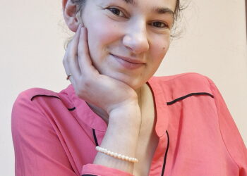 Pasak mokytojos Eglės Leonovaitės, darbo stalas parodo, kas dedasi žmogaus galvoje: „Ateini ryte su sudėliotu planu – stalas tvarkingas. Dieną jis apsikrauna, tai ir mintys dėliojasi sunkiau.“