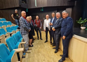 Į susitikimą su anykštėnais gerokai pavėlavęs, praėjus vos kelioms valandoms po to, kai Seimas nusprendė nenaikinti jo teisinės neliečiamybės, atvyko ir Seimo narys Arūnas Dudėnas (trečias iš dešinės). Rajono meras Kęstutis Tubis, stodamas fotografuotis šalia A. Dudėno, juokavo: „Nufotografuokit mus abu, nenuteistus“.