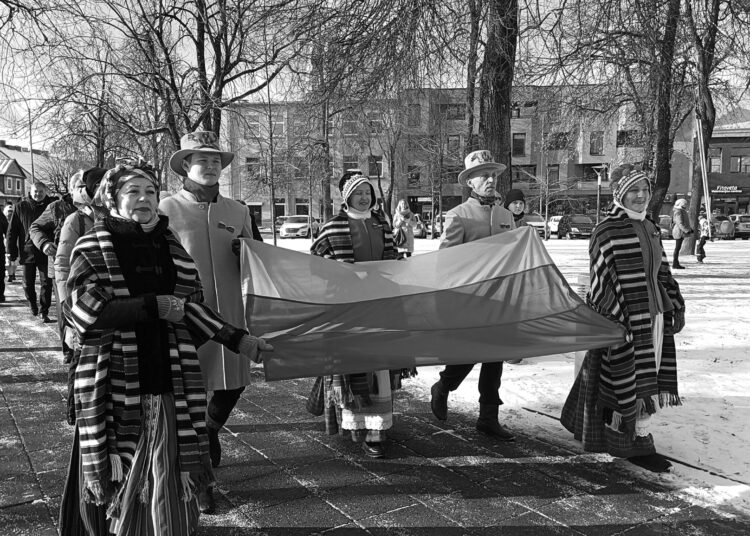 Anykščiuose Trispalvę nešė Anykščių kultūros centro kolektyvo „Gojus“ nariai.
