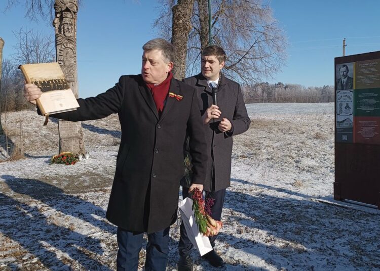 Dalyvaudamas Vasario 16 dienos minėjime Užunvėžiuose rajono vicemeras, socialdemokratas Dainius Žiogelis Stepono Kairio giminaitei Birutei Žukauskienei įteikė dovanų knygą bei Vasario 16-osios akto kopiją. 					  Sigitos PIVORIENĖS nuotr.