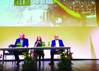 Anykščių kultūros centre Lietuvos Nepriklausomybės Akto Signatarai Česlovas Juršėnas (dešinėje) ir Irena Andrukaitienė dalijosi prisiminimais, kaip Lietuva ėjo į laivę. Renginį moderavo rajono vadovas Kęstutis Tubis.