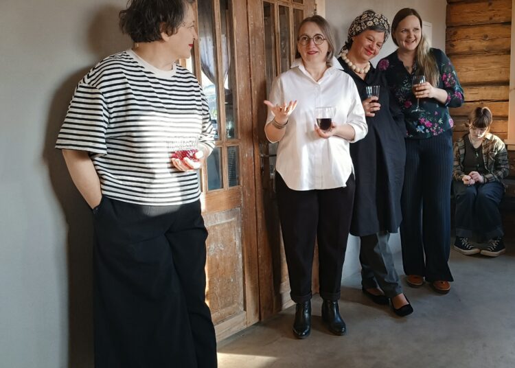 Keturios menininkės (iš kairės): kostiumų dailininkė, dizainerė Jolanta Rimkutė, grafikė Loreta Uzdraitė, keramikės Ramunė Pranckevičiūtė ir Lina Svirplelė – pristatė parodą darbų, kuriuos vienija viena medžiaga – tušas.