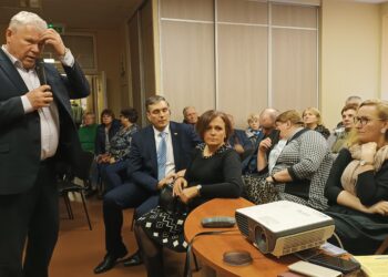Traupyje Anykščių rajono meras Kęstutis Tubis pasakojo apie projektus, pinigus, kelius, gimstamumą. Kartu į susitikimą su gyventojais atvyko Seimo narys Arūnas Dudėnas (sėdi), Elmininkų bibliotekininkė Ramunė Vilėniškienė, mero patarėja Šarūnė Kalibataitė, vicemerai.