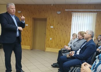 Susitikime su Andrioniškio seniūnijos gyventojais rajono meras Kęstutis Tubis pažadėjo apžiūrėti drenažus, kalbėjo apie bankomatų įrengimą didesniuose miesteliuose. Susitikime dalyvavo ir (iš dešinės) Elmininkų bibliotekos bibliotekininkė Ramunė Vilėniškienė, mero patarėjas Linas Šulskus, vicemerė Audronė Savickienė.