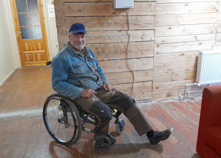 Troškūnų savarankiško gyvenimo namuose „Senjorų prieglobstis“ gyvenęs, kojos protezą turintis, bet labai daug prie šių namų remonto beprisidedantis Kastytis Kymantas teigia, kad jam padėjo darbas ir Dievas.
