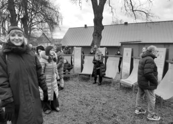 Anykščių rajono savivaldybės Architektūros ir urbanistikos skyriaus vedėja, vyriausioji Anykščių architektė Daiva Gasiūnienė (kairėje) pasakojo, jog prieš atidarant architektų parodą Anykščių Šv. Mato bažnyčioje, jiems buvo suorganizuota speciali ekskursija po Anykščius.