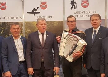 Sklinda kalbos, kad puikų balsą turintis Anykščių rajono meras Kęstutis Tubis įsilies į profesionalaus Anykščių rajono choro gretas. 	         Šilalės Vlado Statkevičiaus muziejaus nuotr.