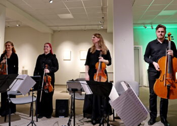 Kauno styginių kvartetas ir gitaristas Sergej Krinicin po koncerto.
