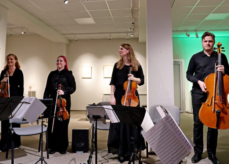 Kauno styginių kvartetas ir gitaristas Sergej Krinicin po koncerto.