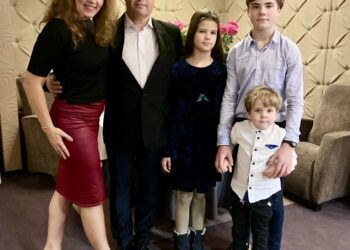 Vilniečių šeimai – Rasai ir Arnoldui Ramanauskams – persikėlus gyventi į Kavarską, šio miestelio vaikams atsidaro galimybė mokytis beisbolo.		.                       Asmeninio albumo nuotr.