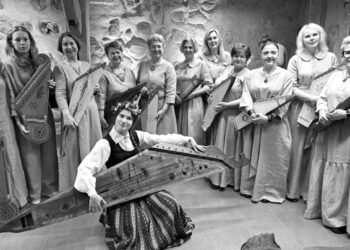 Anykščių kultūros centro tradicinių kanklių ansamblis „Laumakė“ pripažintas geriausiu liaudiškos muzikos ansambliu, o jo vadovė Asta Motuzienė – geriausia vadove. Anykščių kultūros centro nuotr.