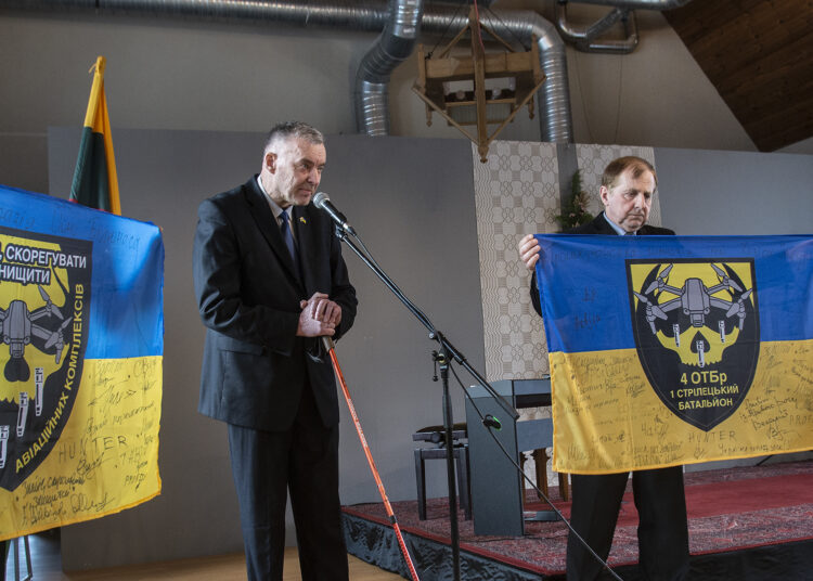Ukrainos kovotojų padėkos ženklai, vėliavos, skirtos Anykščių krašto moksleiviams ir jų mokytojams. Pirmas iš kairės – J. Biliūno gimnazijos technologijų mokytojas Kazimieras Morkūnas. Dešinėje – Kunigaikščio Vytauto Didžiojo vardo 40-osios atskirosios artilerijos brigados vėliava.