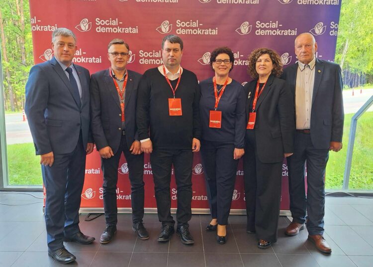 Anykštėnai delegatai LSDP suvažiavime. Iš kairės: Dainius Žiogelis, Egidijus Šileikis, Jurijus Nikitinas, Asta Palaimienė, Lina Pipirienė ir Juozas Juknius.  Nuotrauka iš feisbuko.