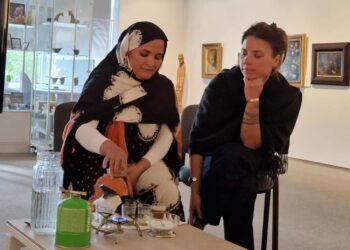 Įtakingiausių pasaulio moterų sąraše esanti sahravė, žmogaus teisių gynėja Nagla Muhamed Lamin Anykščiuose kalbėjo apie Vakarų Sacharos siekį išsilaisvinti iš Maroko okupacijos. Viešnią kalbino žurnalistė ir keliautoja Giedrė Steikūnaitė.