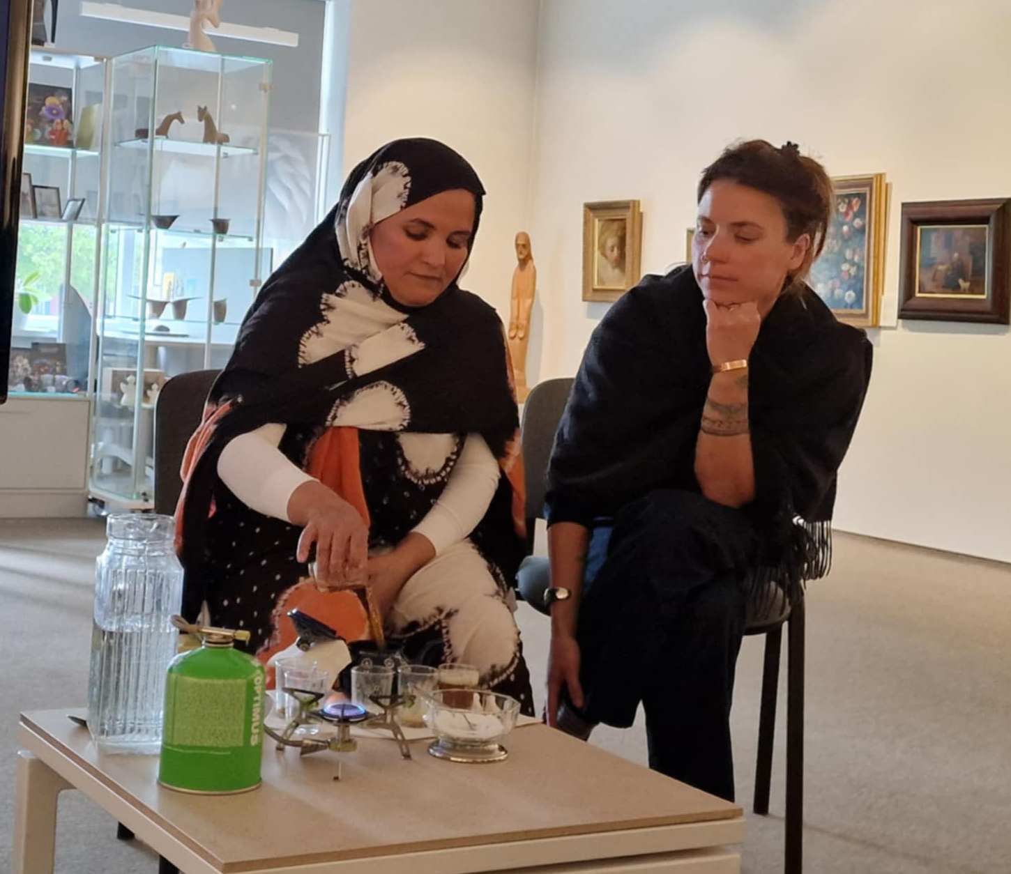 Įtakingiausių pasaulio moterų sąraše esanti sahravė, žmogaus teisių gynėja Nagla Muhamed Lamin Anykščiuose kalbėjo apie Vakarų Sacharos siekį išsilaisvinti iš Maroko okupacijos. Viešnią kalbino žurnalistė ir keliautoja Giedrė Steikūnaitė.