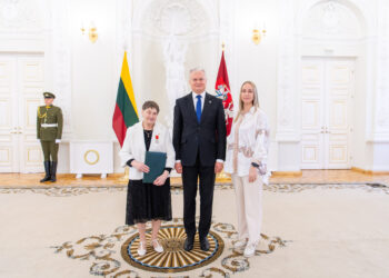 Traupietei Petronėlei Janulienei Prezidentas Gitanas Nausėda įteikė ordino „Už nuopelnus Lietuvai“ medalį už išaugintus šešis vaikus. Nuotraukoje – su atlydėjusia anūke Dovile.   LR Prezidentūros nuotr.