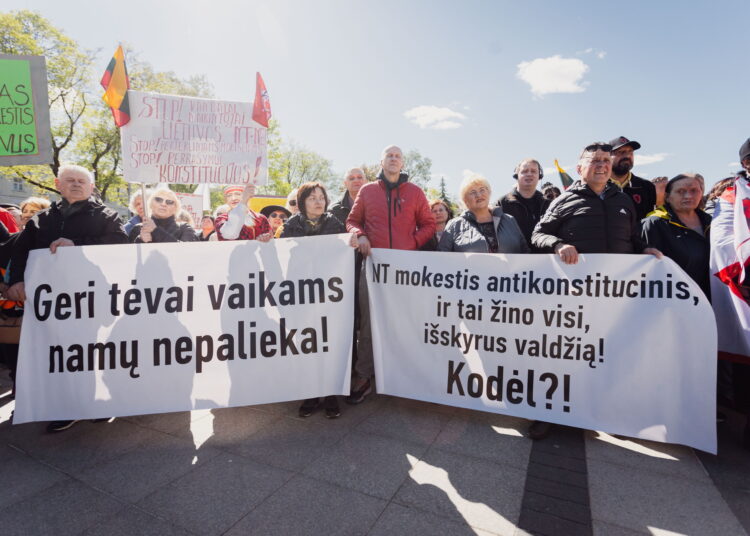 Praėjusį sekmadienį Vilniuje, Katedros aikštėje susirinkusi daugiatūkstantinė minia protestavo prieš mokesčių padidinimą. 				           Skirmanto LISAUSKO/ BNSnuotr.