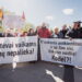 Praėjusį sekmadienį Vilniuje, Katedros aikštėje susirinkusi daugiatūkstantinė minia protestavo prieš mokesčių padidinimą. 				           Skirmanto LISAUSKO/ BNSnuotr.